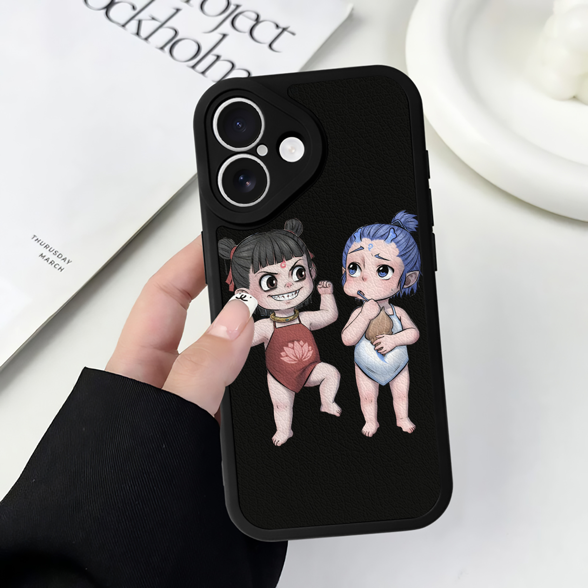 （画像用） Ne Zha 2 ナタ 魔童の大暴れ 【iPhone 16シリーズ対応】シリコンスマホケース（レザー調） 材質：シリコン